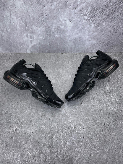 Nike Air Max Plus Triple Black - buty sportowe, zewnętrzny panel prawego buta