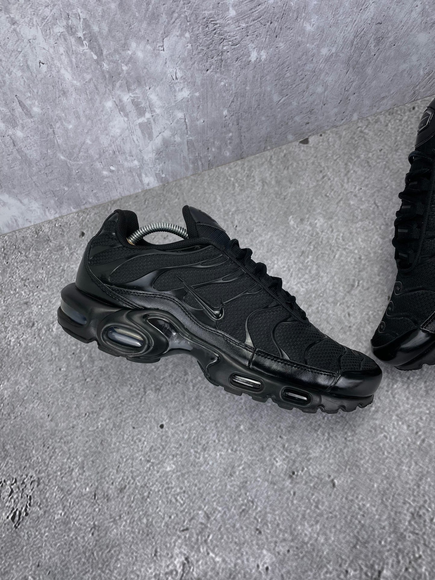 Nike Air Max Plus Triple Black - buty sportowe, zewnętrzny panel lewego buta