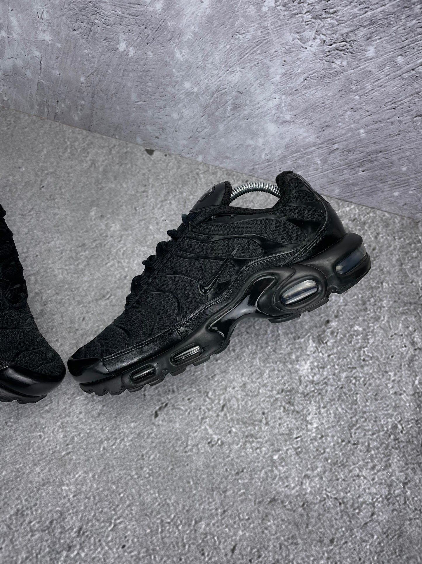 Nike Air Max Plus Triple Black - buty sportowe, widok z góry na wewnętrzną stronę butów