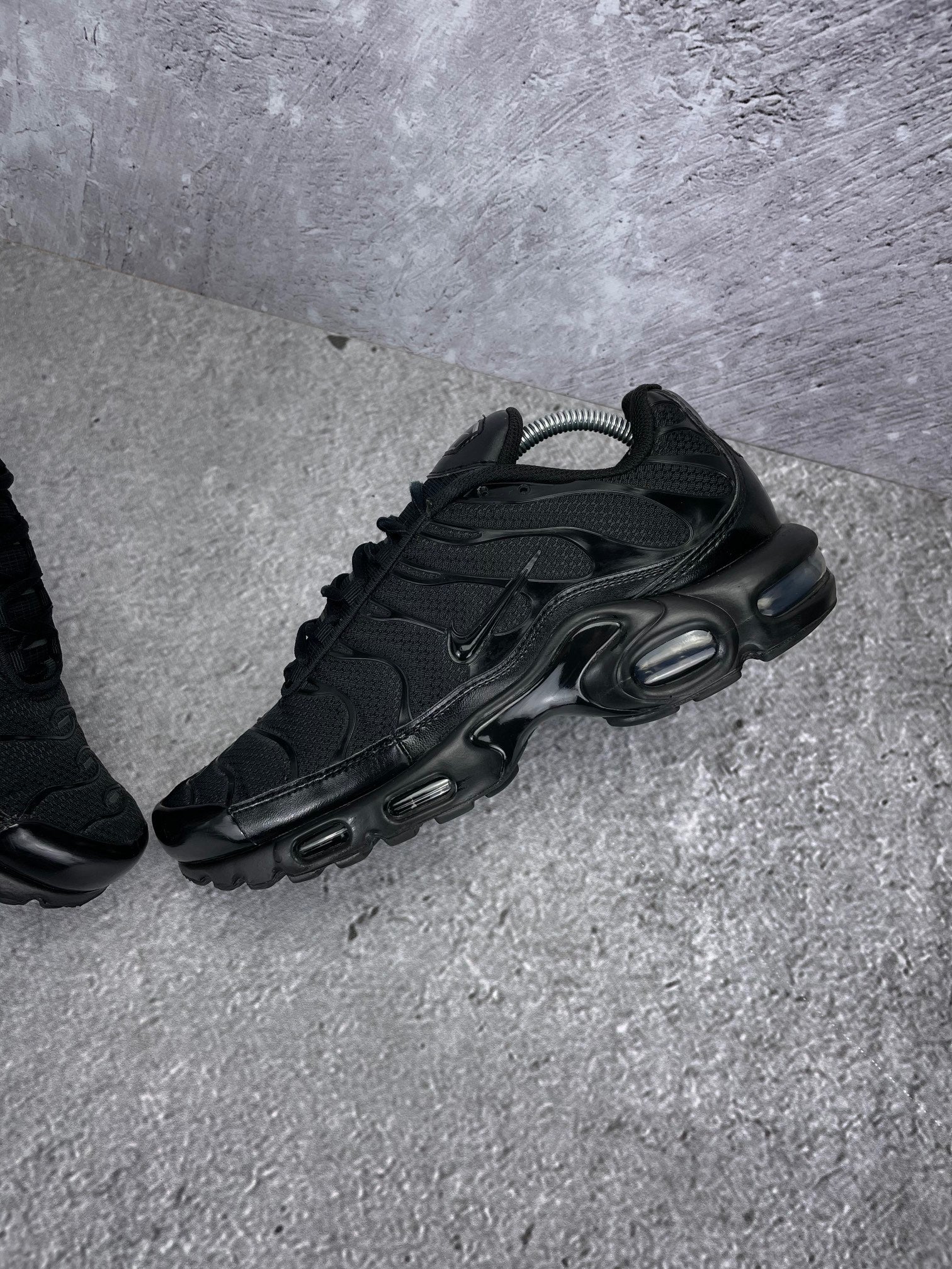 Nike Air Max Plus Triple Black - buty sportowe, widok z góry na wewnętrzną stronę butów