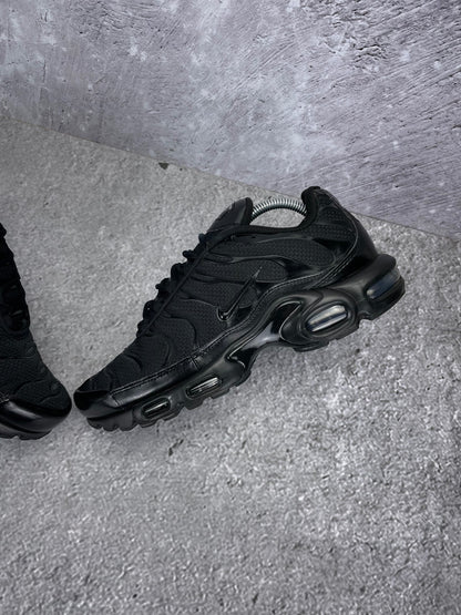 Nike Air Max Plus Triple Black - buty sportowe, widok z góry na wewnętrzną stronę butów