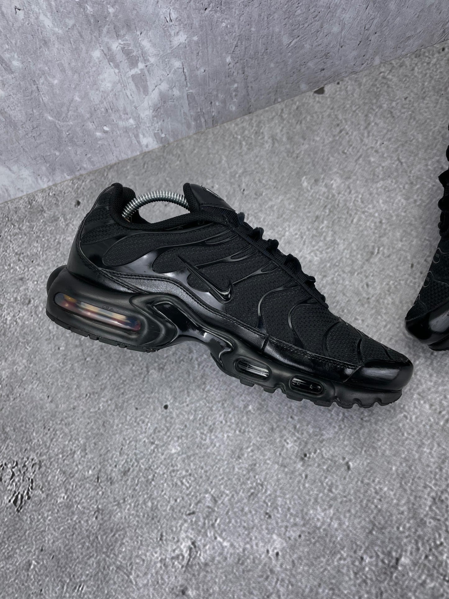 Nike Air Max Plus Triple Black - buty sportowe, wewnętrzny panel lewego buta