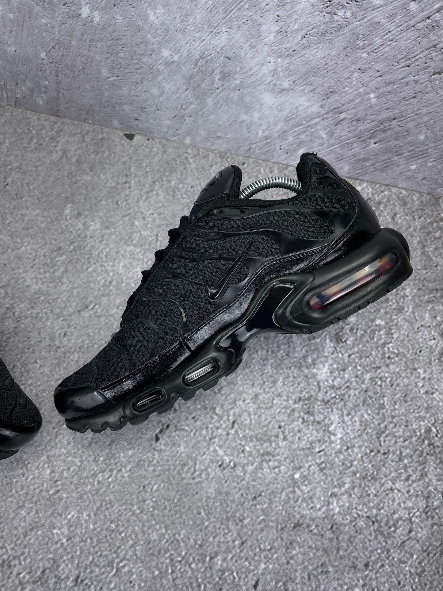 Nike Air Max Plus Triple Black - buty sportowe, wewnętrzny panel prawego buta