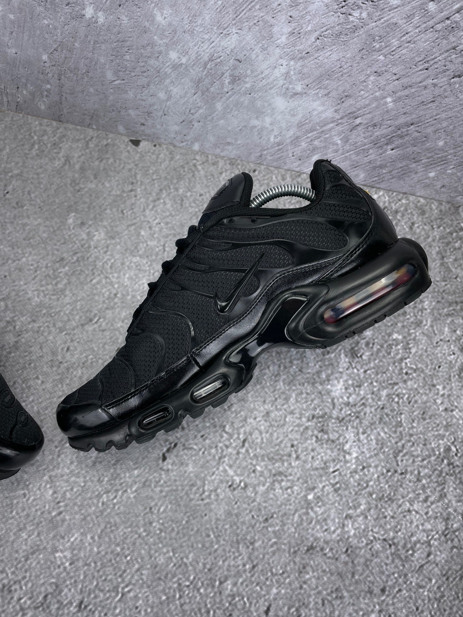 Nike Air Max Plus Triple Black - buty sportowe, wewnętrzny panel prawego buta
