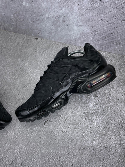 Nike Air Max Plus Triple Black - buty sportowe, wewnętrzny panel prawego buta