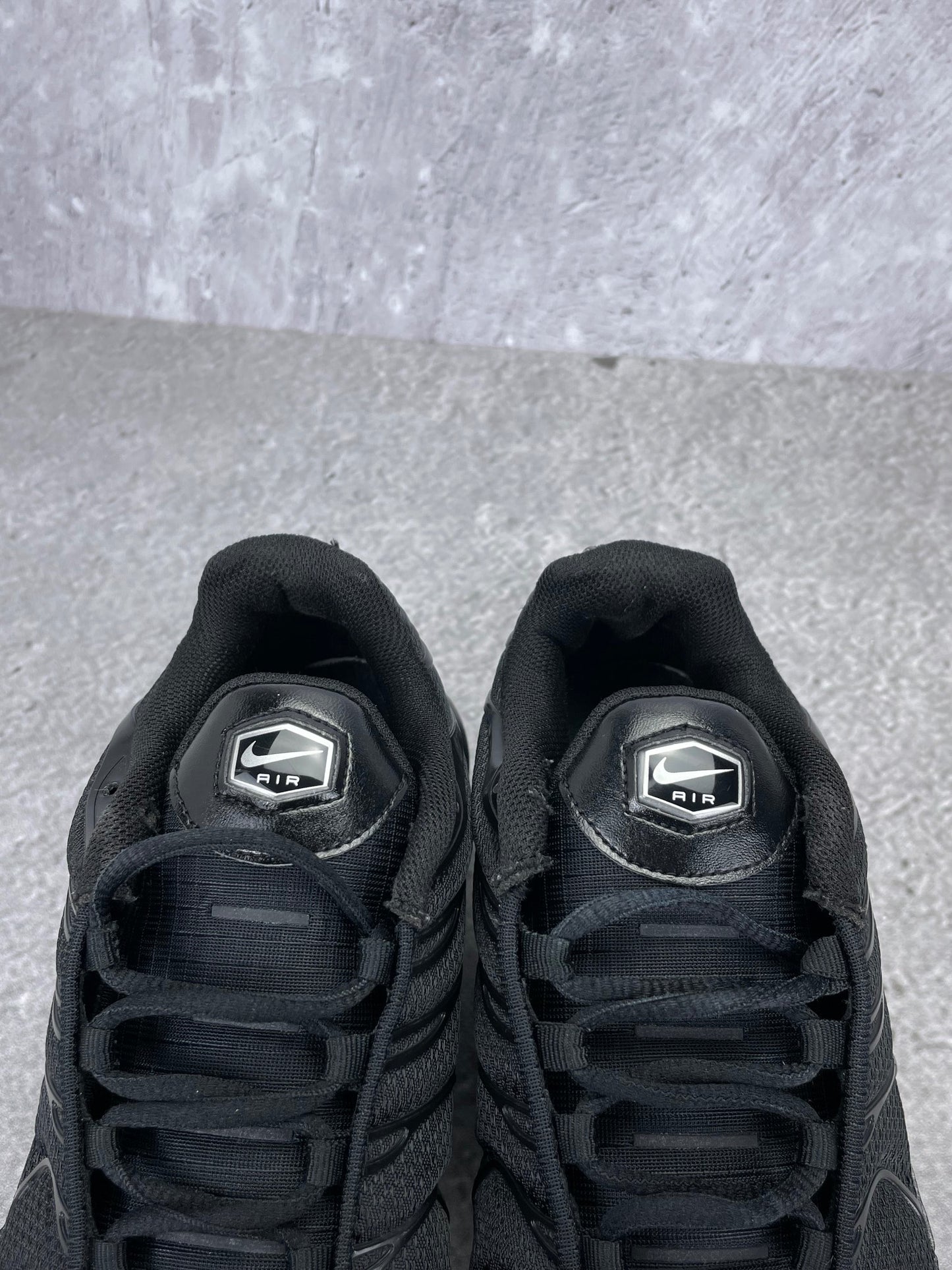 Nike Air Max Plus Triple Black - buty sportowe, zapiętki butów