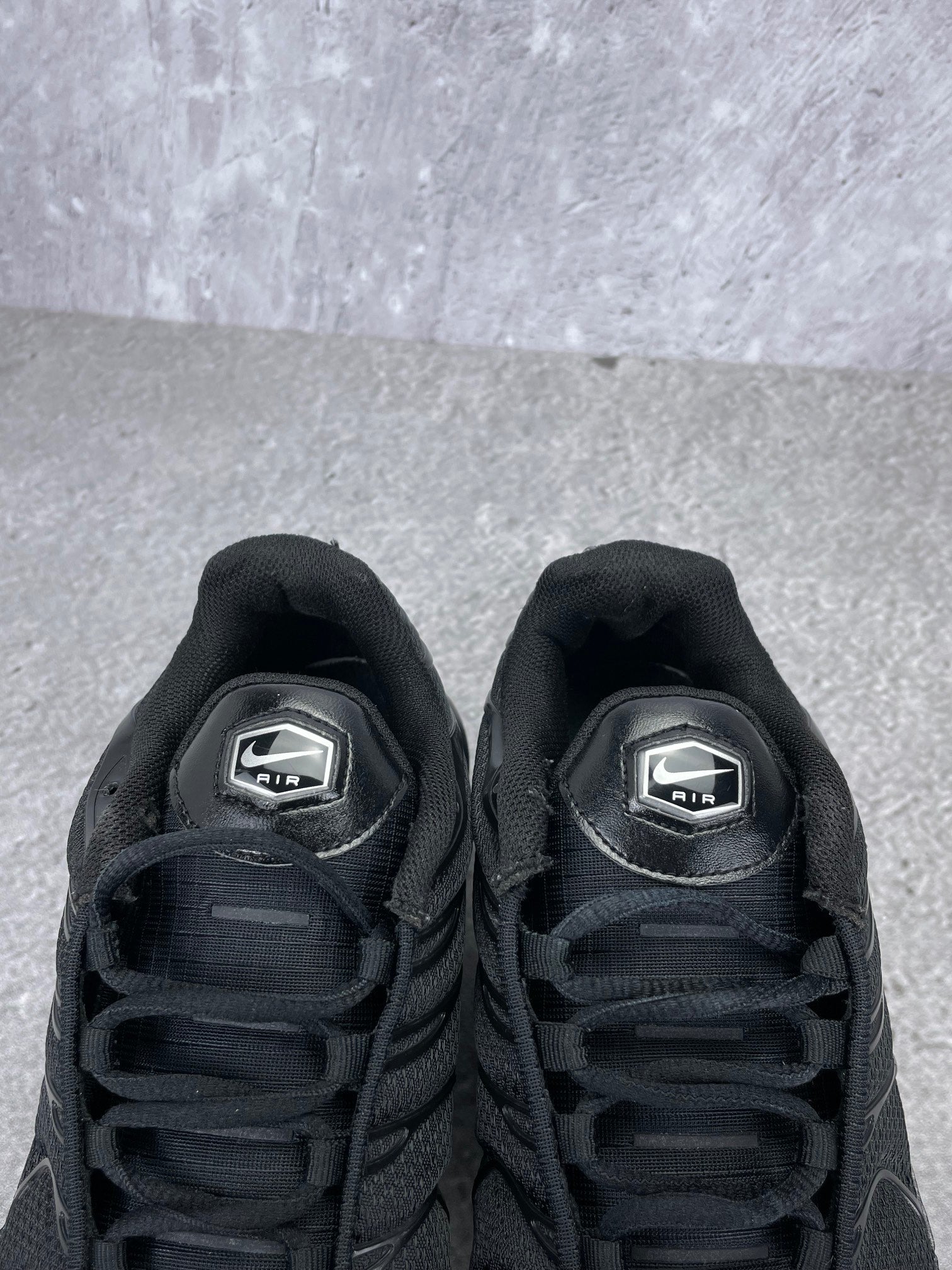 Nike Air Max Plus Triple Black - buty sportowe, zapiętki butów