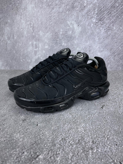 Nike Air Max Plus Triple Black - buty sportowe, widok z boku na tle studyjnym