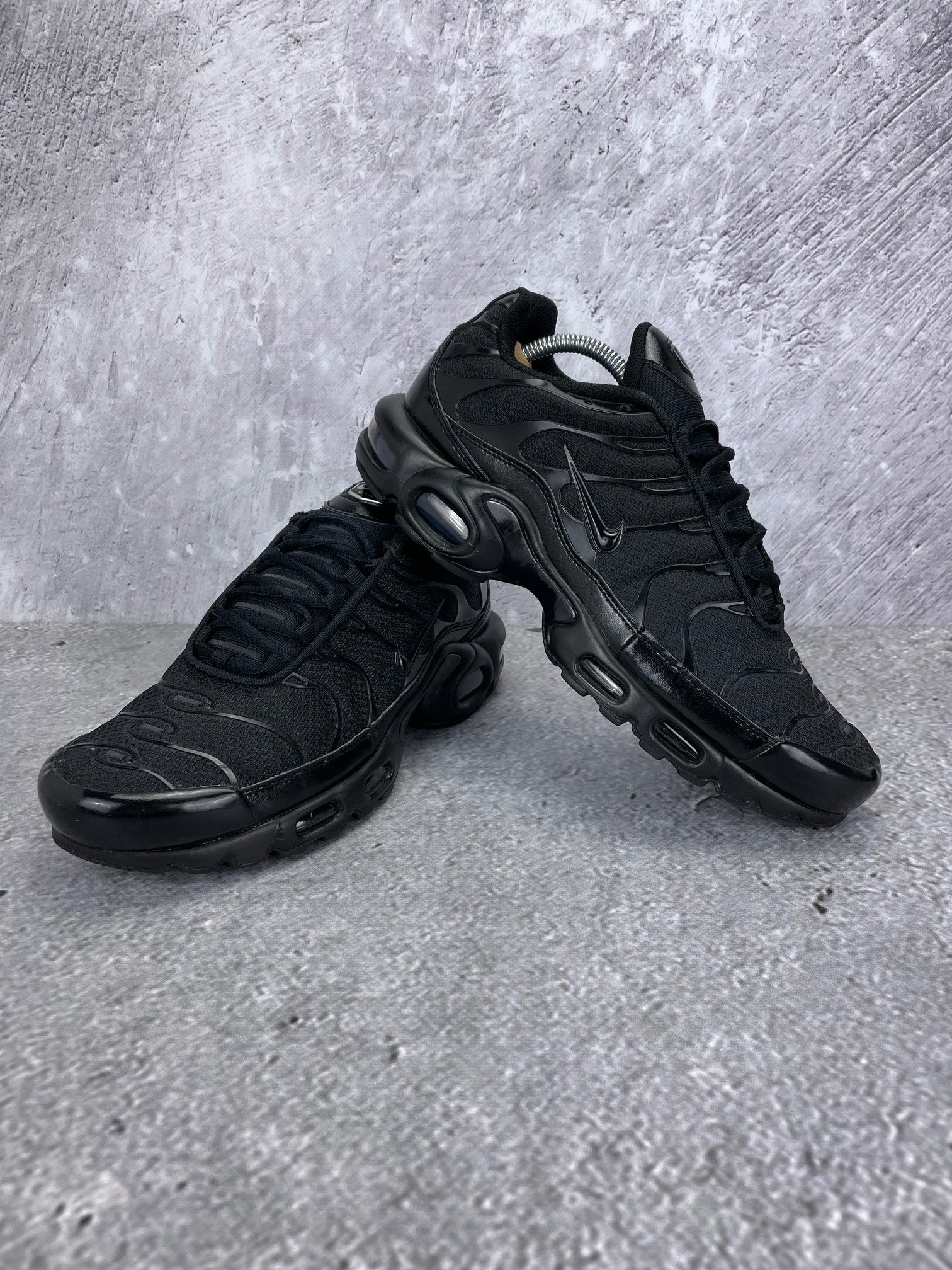 Nike Air Max Plus Triple Black - buty sportowe, para butów, widok z boku na tle studyjnym