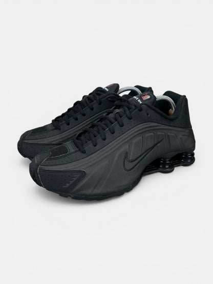 Nike Shox R4 Triple Black - buty sportowe, widok z boku