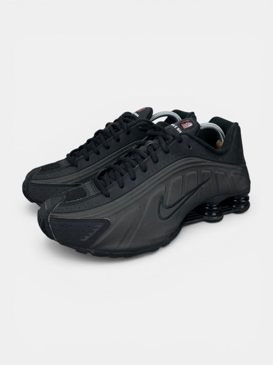 Nike Shox R4 Triple Black - buty sportowe, widok z boku