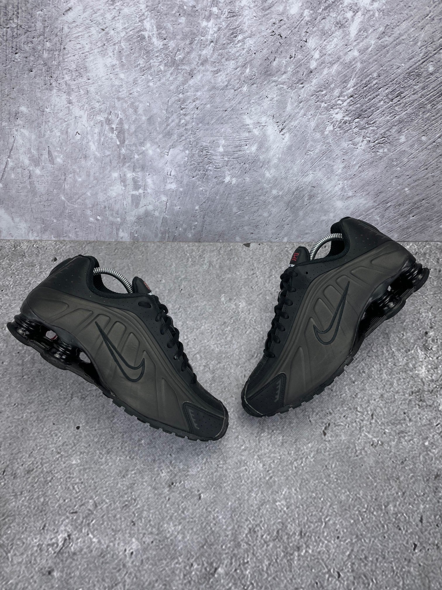 Nike Shox R4 Triple Black - buty sportowe, widok z góry na zewnętrzną stronę butów