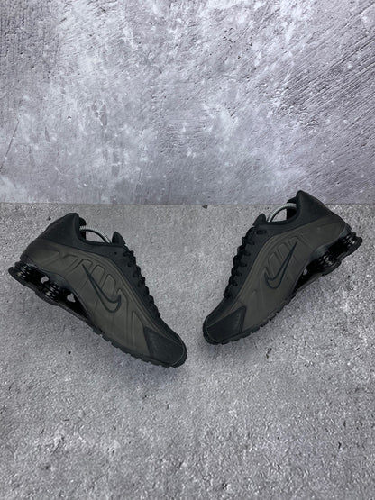 Nike Shox R4 Triple Black - buty sportowe, zewnętrzny panel prawego buta