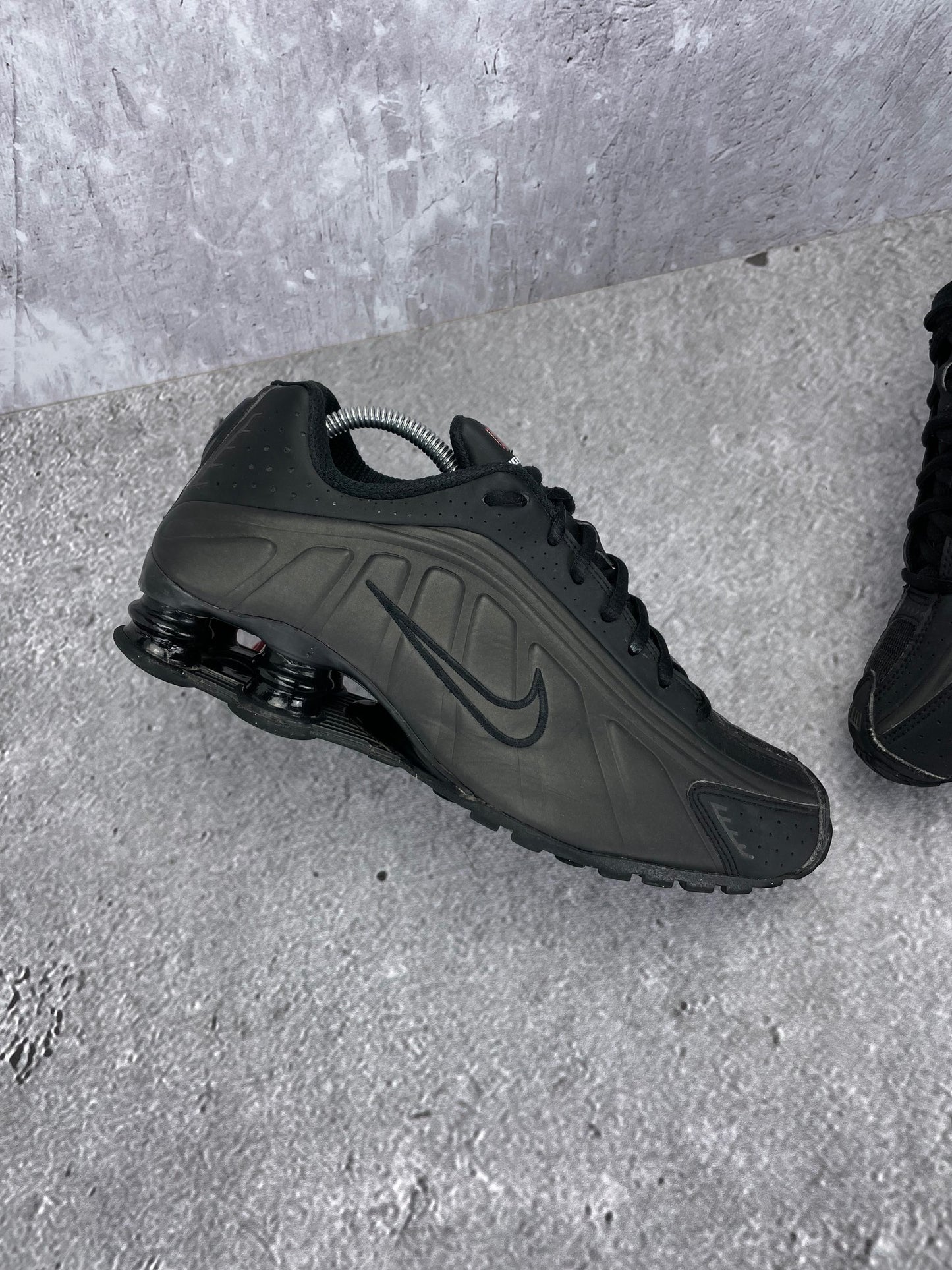 Nike Shox R4 Triple Black - buty sportowe, zewnętrzny panel lewego buta