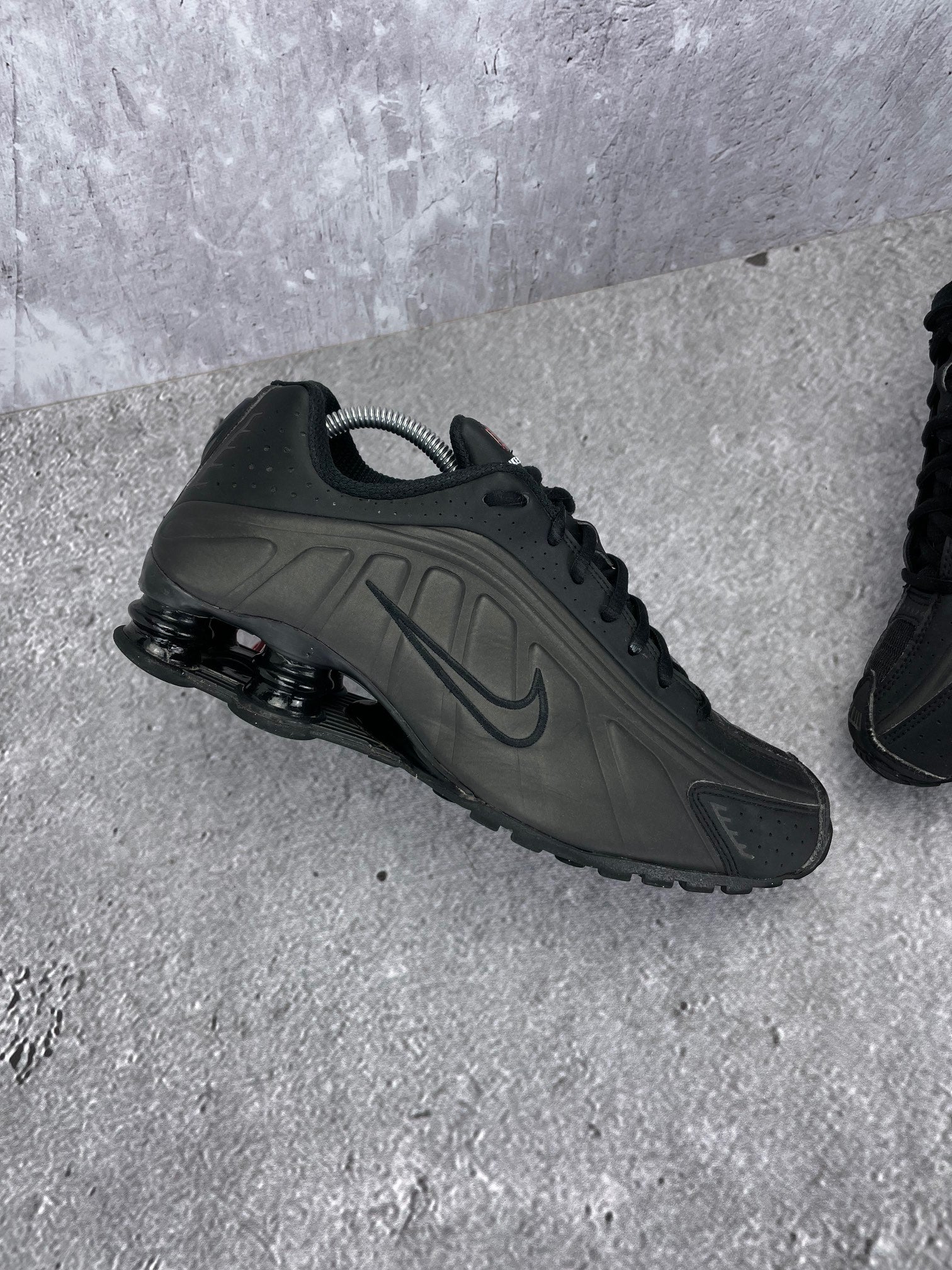 Nike Shox R4 Triple Black - buty sportowe, zewnętrzny panel lewego buta