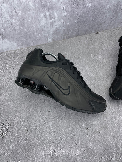 Nike Shox R4 Triple Black - buty sportowe, zewnętrzny panel lewego buta