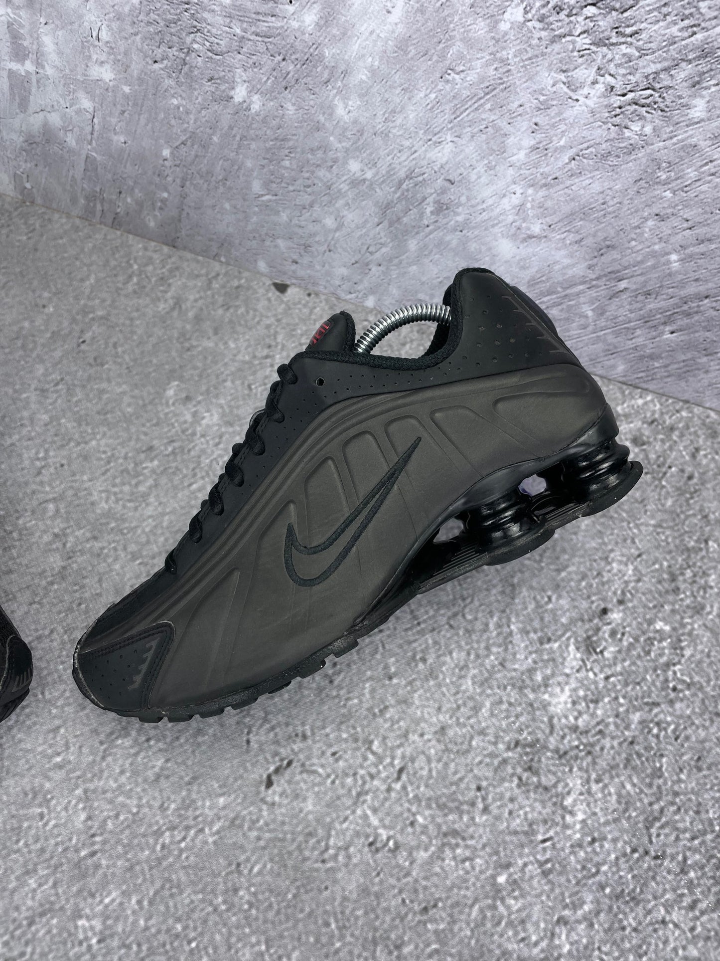 Nike Shox R4 Triple Black - buty sportowe, widok z góry na wewnętrzną stronę butów