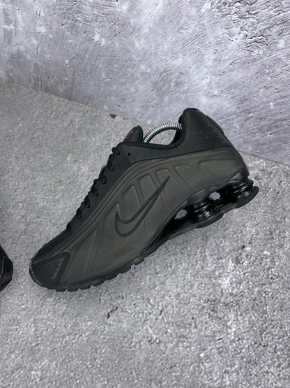 Nike Shox R4 Triple Black - buty sportowe, widok z góry na wewnętrzną stronę butów