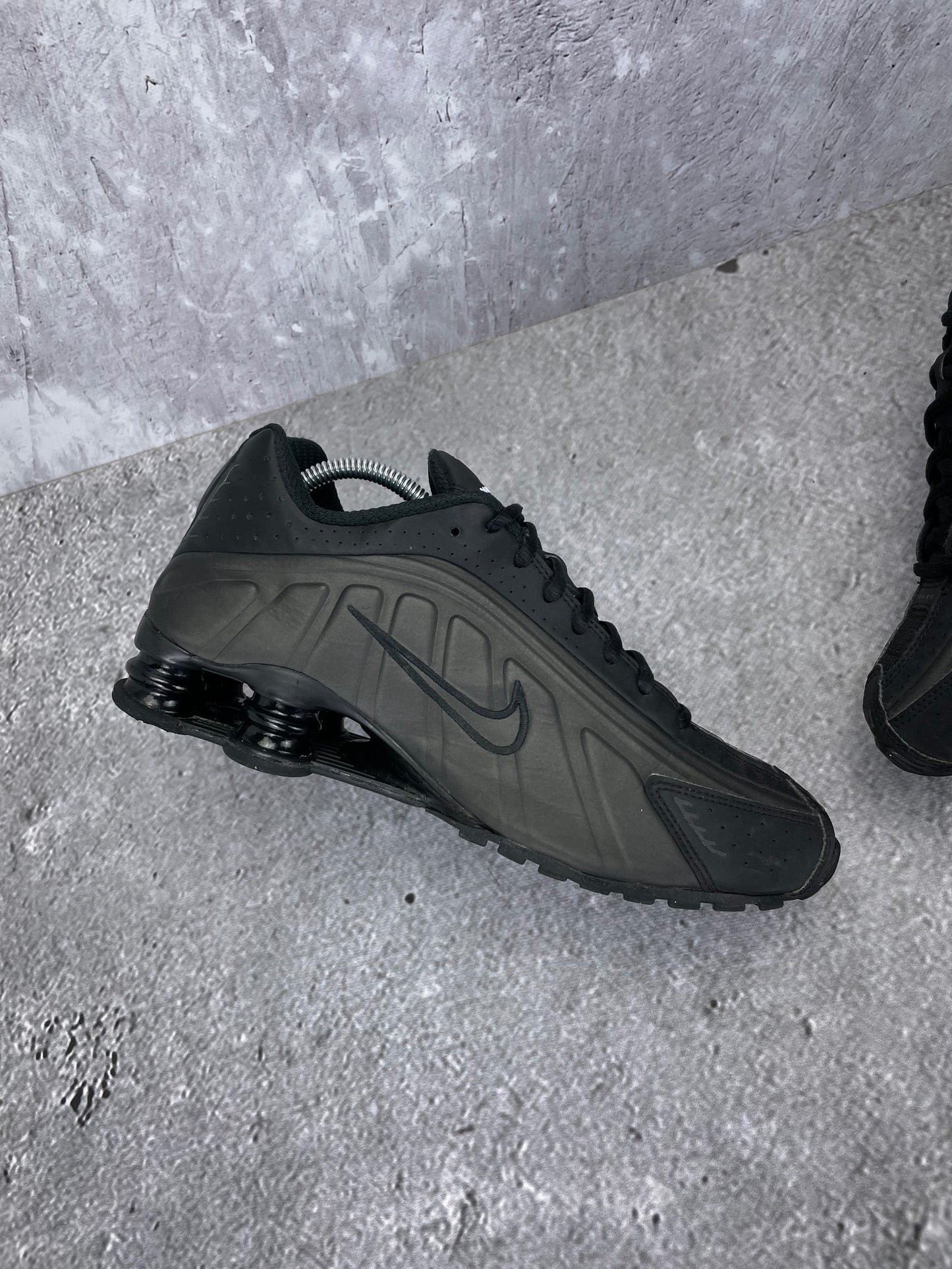 Nike Shox R4 Triple Black - buty sportowe, wewnętrzny panel lewego buta