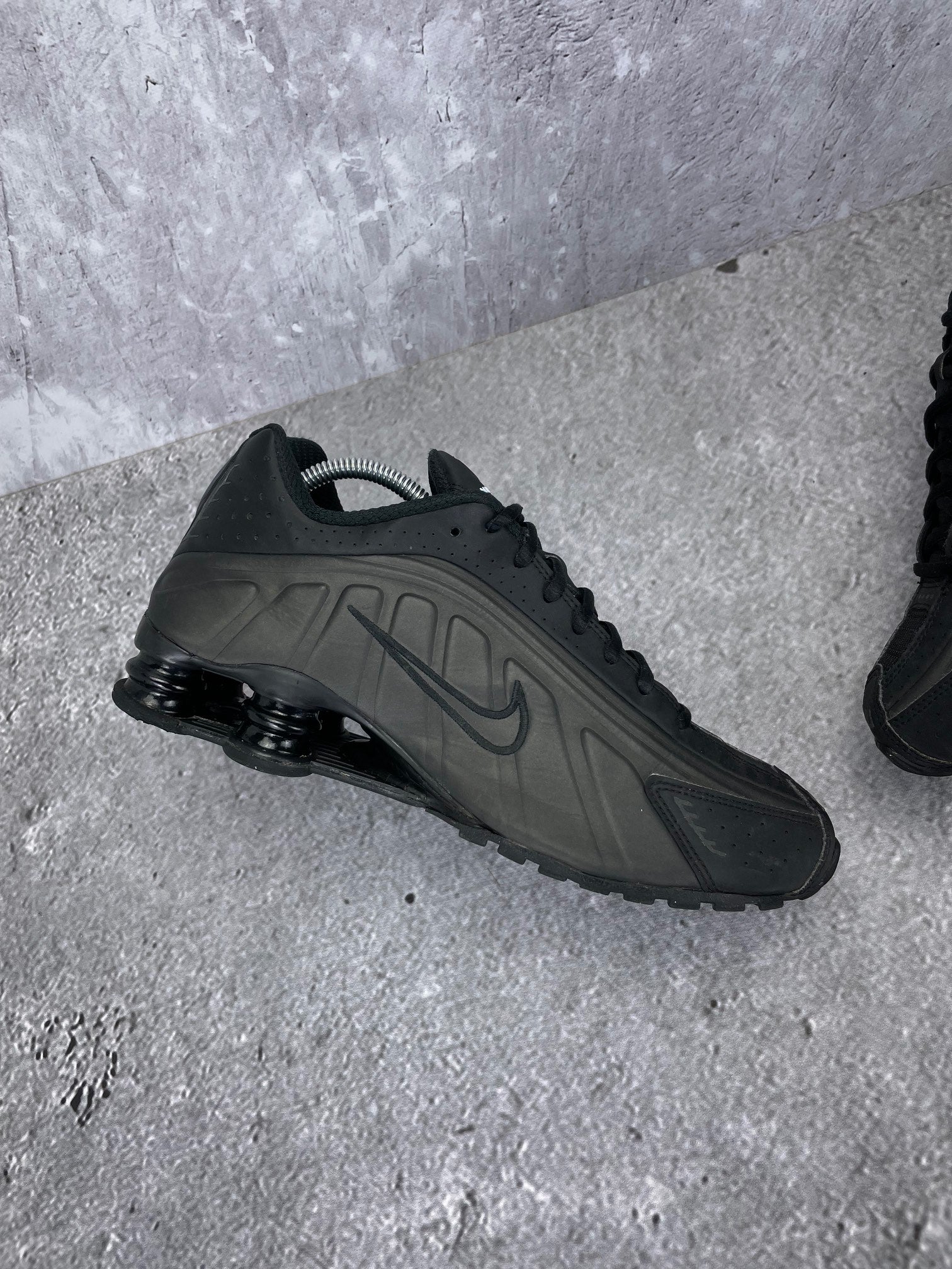 Nike Shox R4 Triple Black - buty sportowe, wewnętrzny panel lewego buta