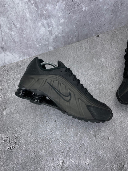 Nike Shox R4 Triple Black - buty sportowe, wewnętrzny panel lewego buta