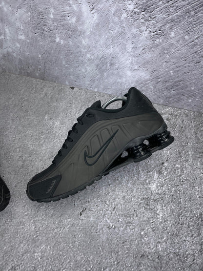 Nike Shox R4 Triple Black - buty sportowe, wewnętrzny panel prawego buta