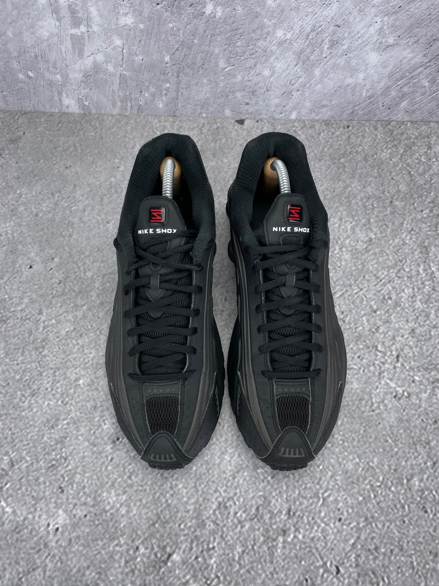 Nike Shox R4 Triple Black - buty sportowe, widok z góry