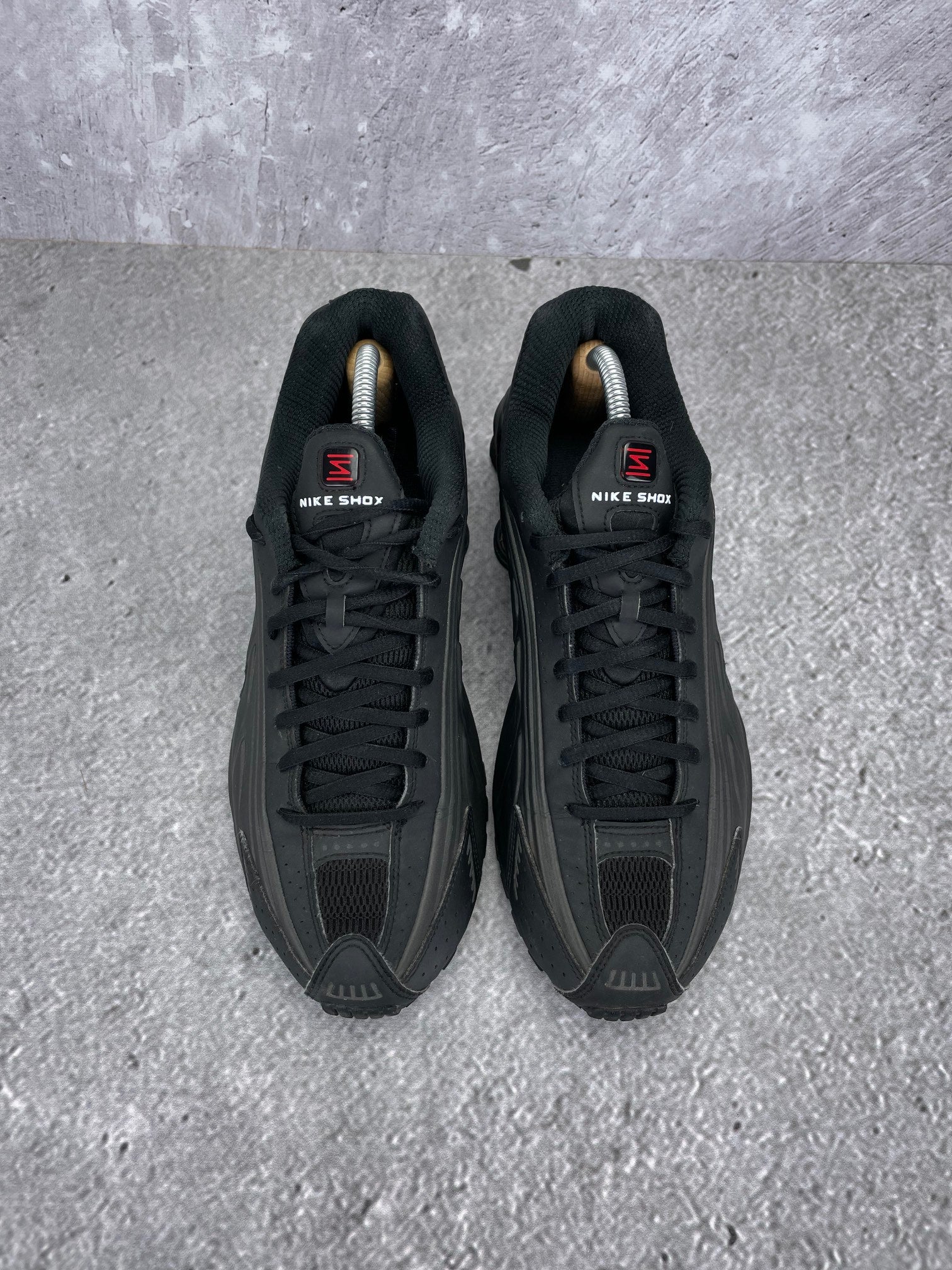 Nike Shox R4 Triple Black - buty sportowe, widok z góry
