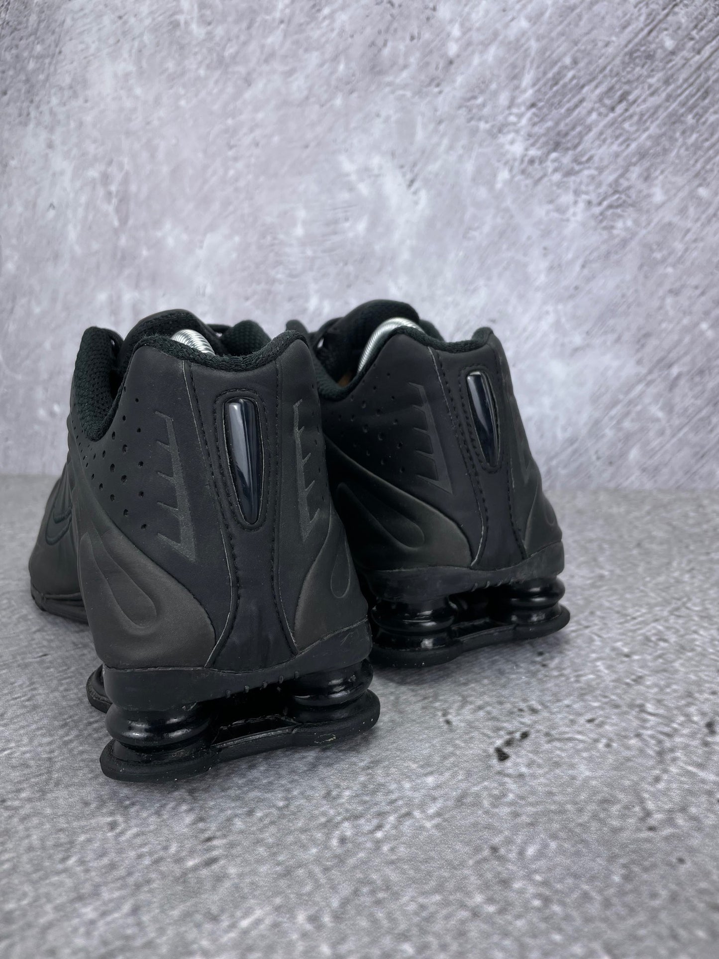 Nike Shox R4 Triple Black - buty sportowe, widok z tyłu