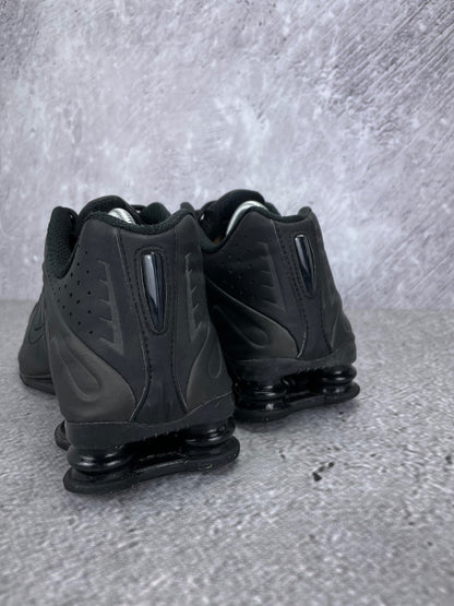 Nike Shox R4 Triple Black - buty sportowe, widok z tyłu
