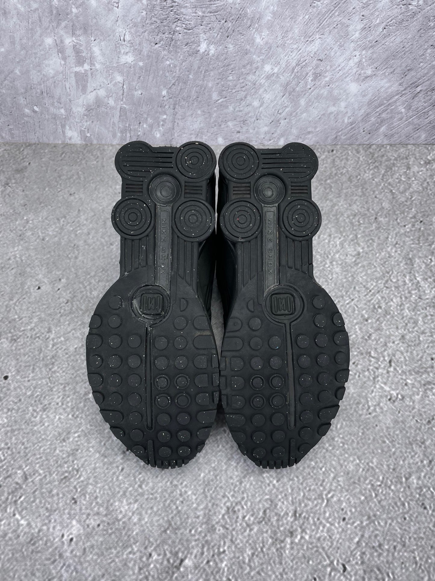 Nike Shox R4 Triple Black - buty sportowe, podeszwa