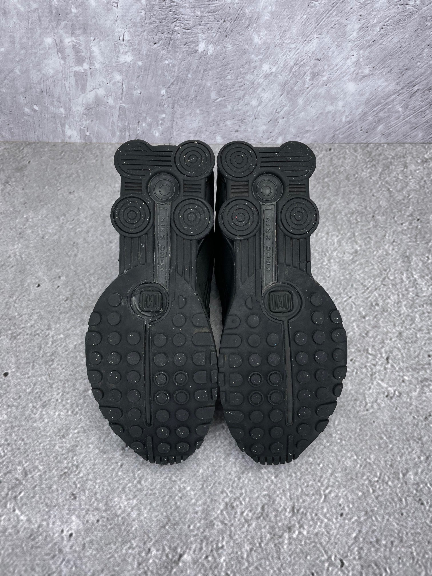 Nike Shox R4 Triple Black - buty sportowe, podeszwa