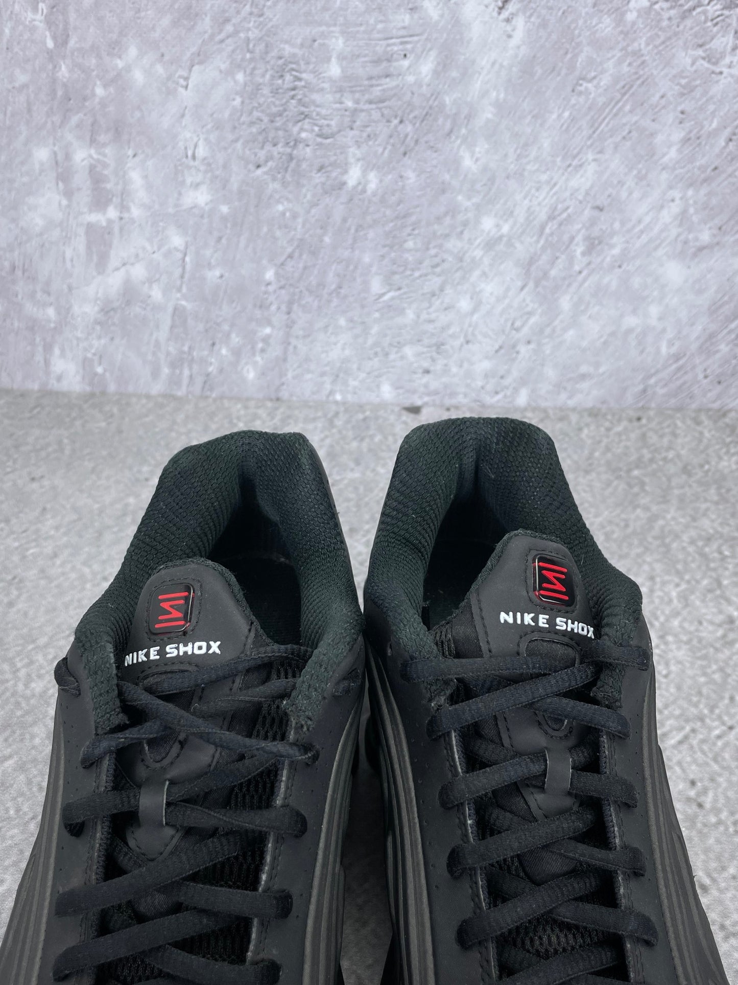 Nike Shox R4 Triple Black - buty sportowe, zapiętki butów