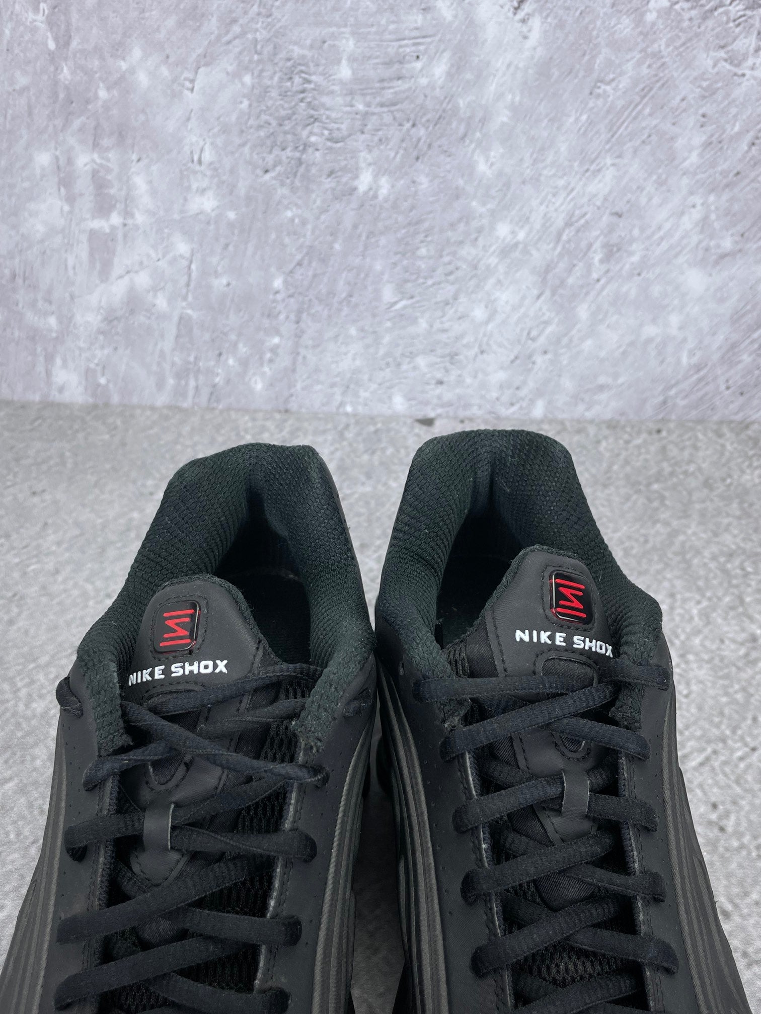 Nike Shox R4 Triple Black - buty sportowe, zapiętki butów