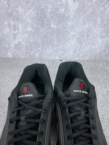 Nike Shox R4 Triple Black - buty sportowe, zapiętki butów
