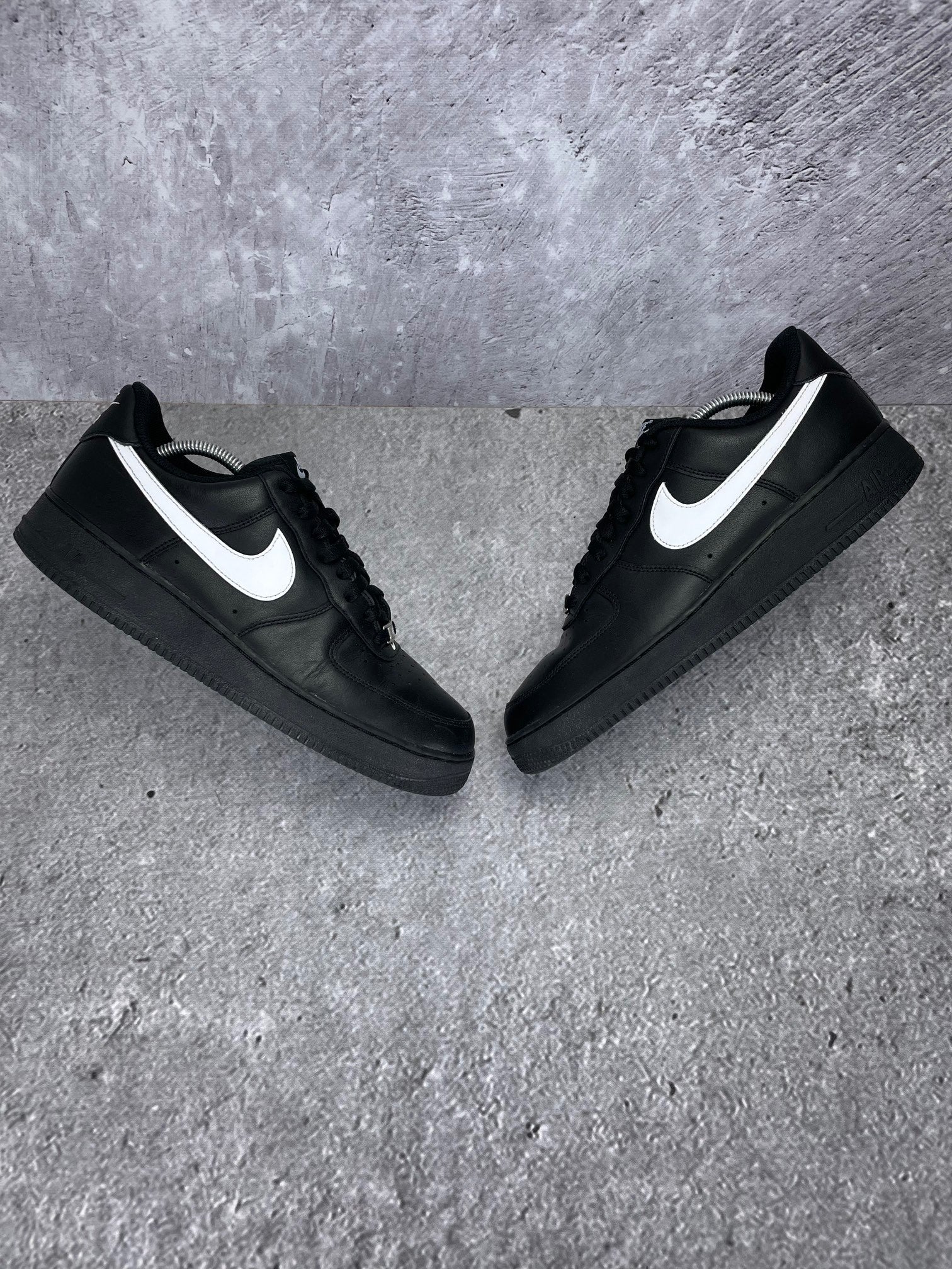 Nike Air Force 1 '07 Black White - buty sportowe, widok z góry na zewnętrzną stronę butów