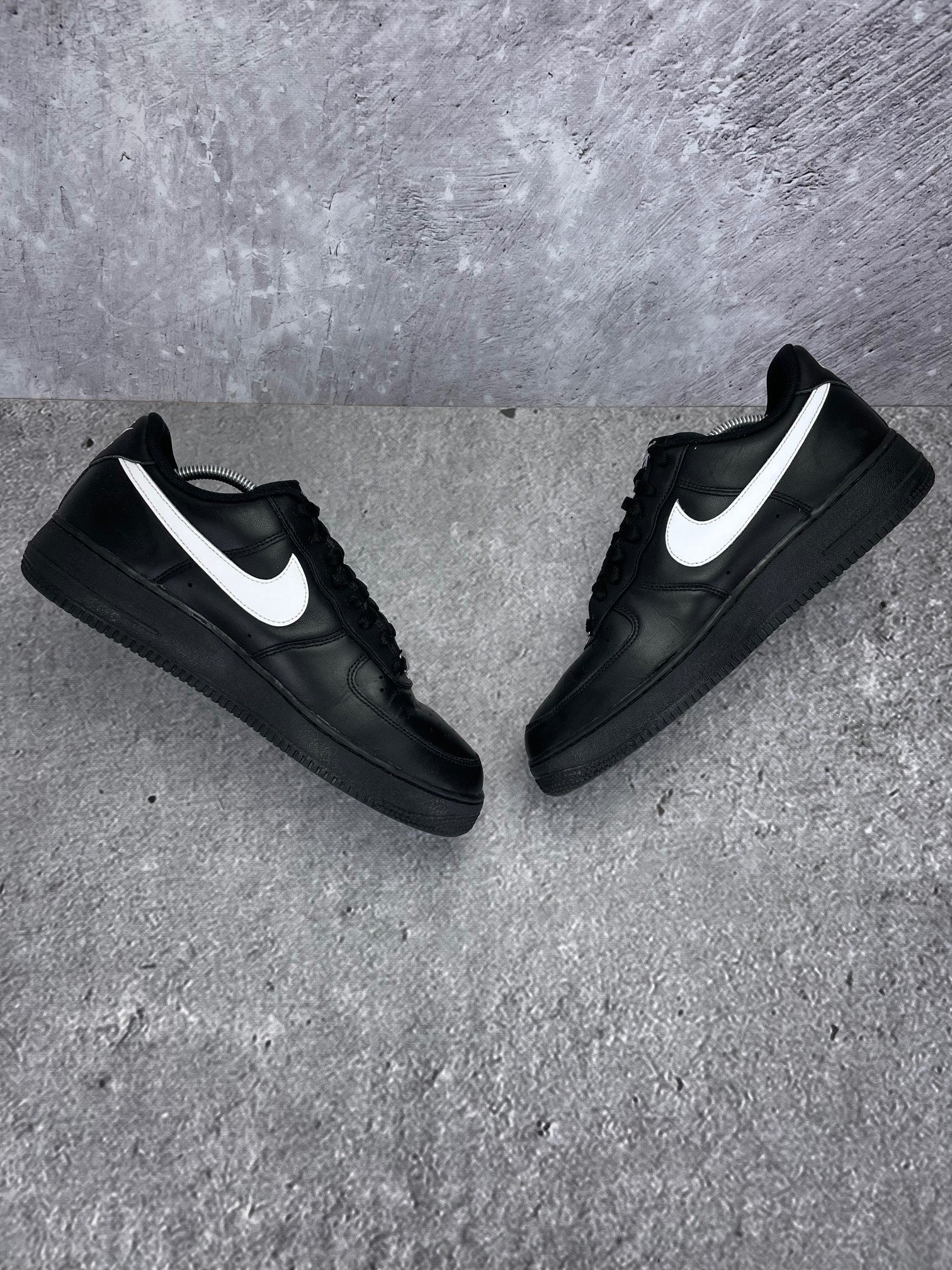 Nike Air Force 1 '07 Black White - buty sportowe, zewnętrzny panel prawego buta