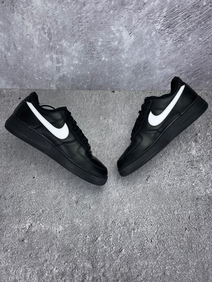 Nike Air Force 1 '07 Black White - buty sportowe, zewnętrzny panel prawego buta