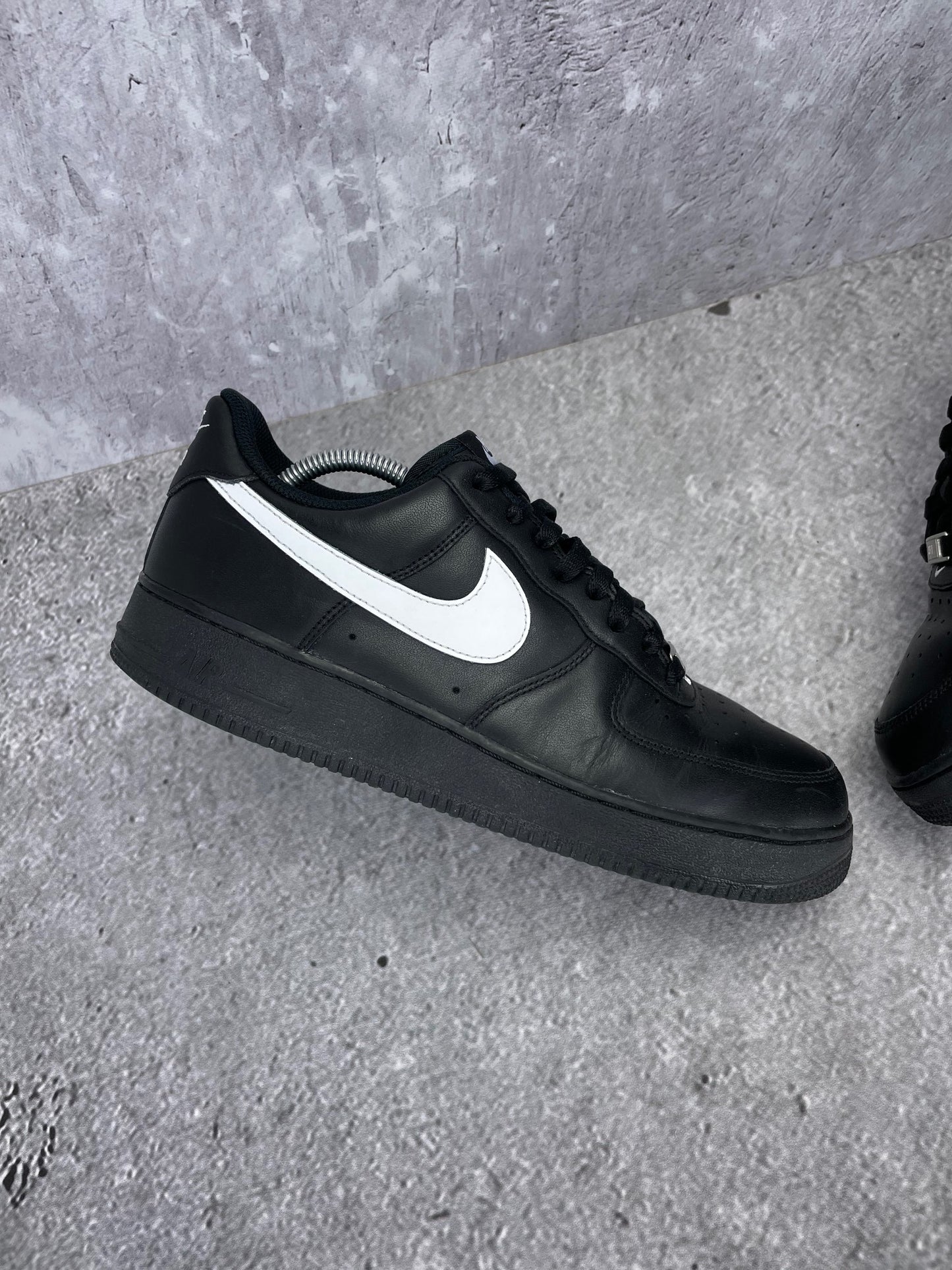 Nike Air Force 1 '07 Black White - buty sportowe, zewnętrzny panel lewego buta