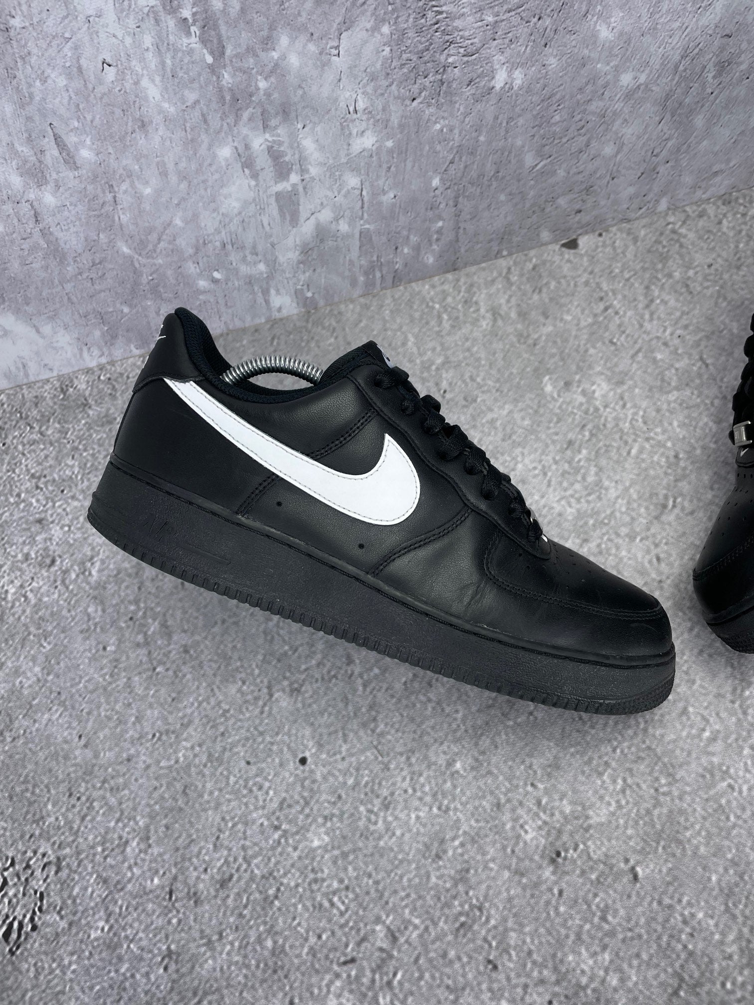 Nike Air Force 1 '07 Black White - buty sportowe, zewnętrzny panel lewego buta