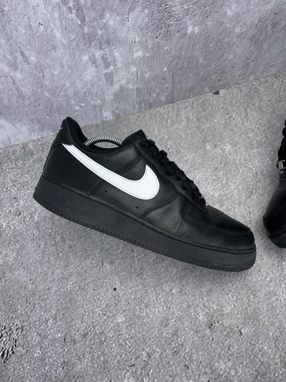 Nike Air Force 1 '07 Black White - buty sportowe, zewnętrzny panel lewego buta