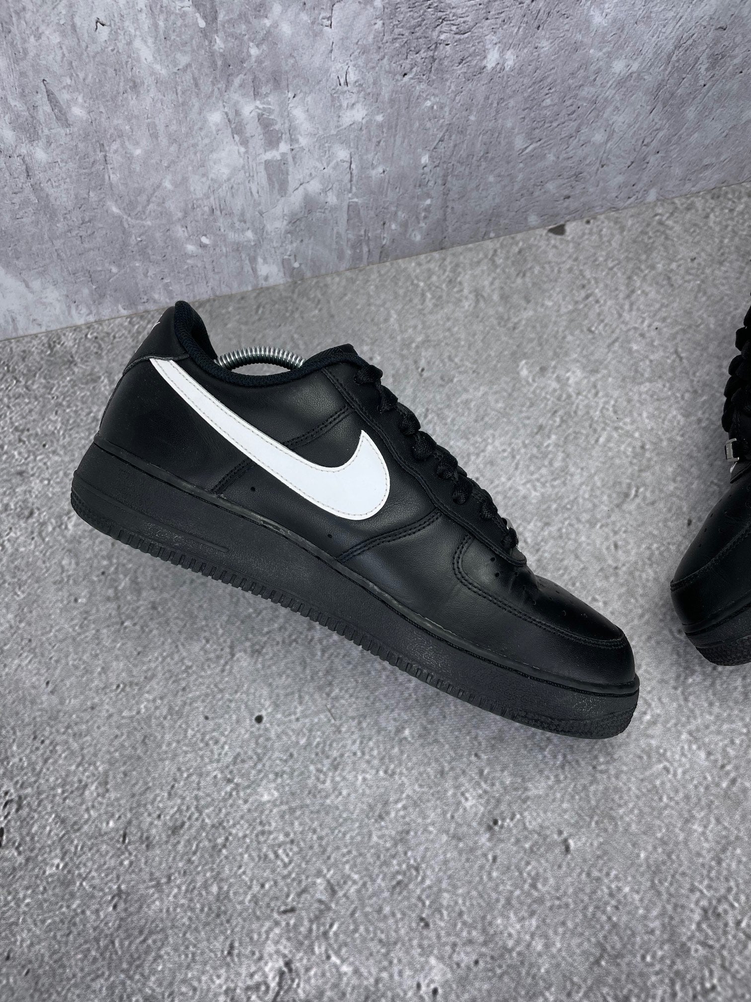 Nike Air Force 1 '07 Black White - buty sportowe, wewnętrzny panel lewego buta