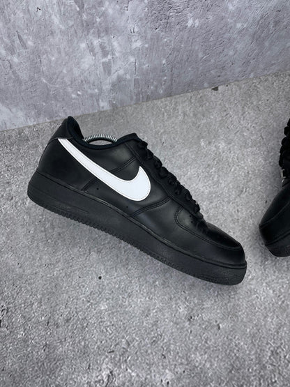 Nike Air Force 1 '07 Black White - buty sportowe, wewnętrzny panel lewego buta
