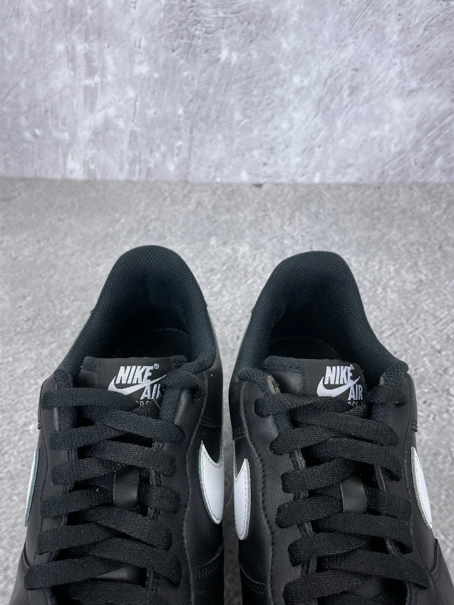 Nike Air Force 1 '07 Black White - buty sportowe, zapiętki butów