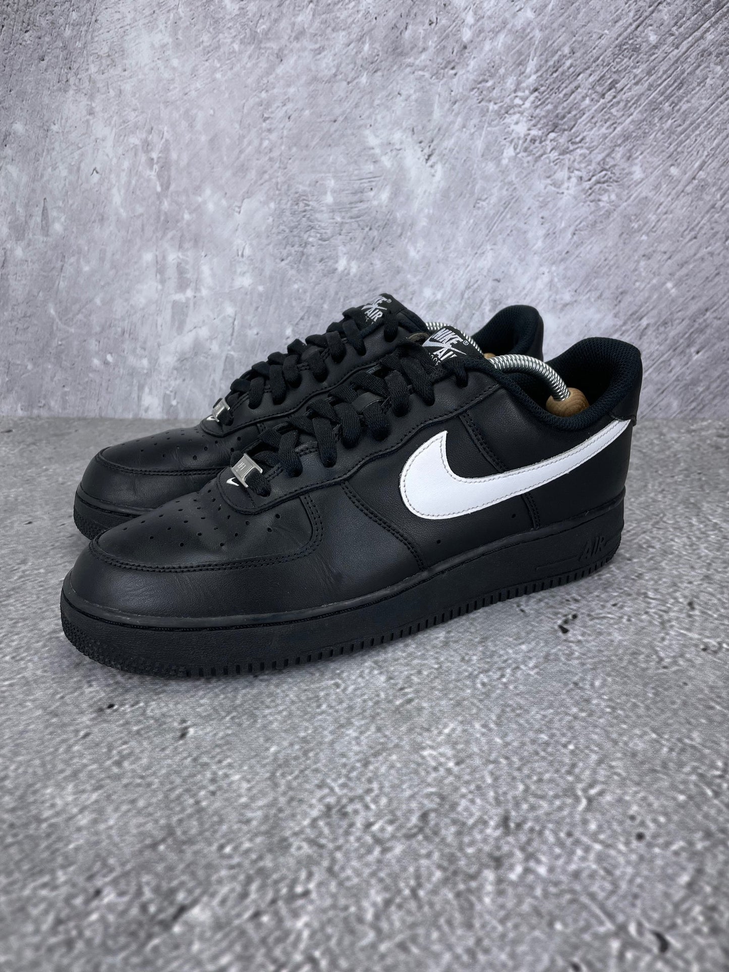 Nike Air Force 1 '07 Black White - buty sportowe, widok z boku na tle studyjnym