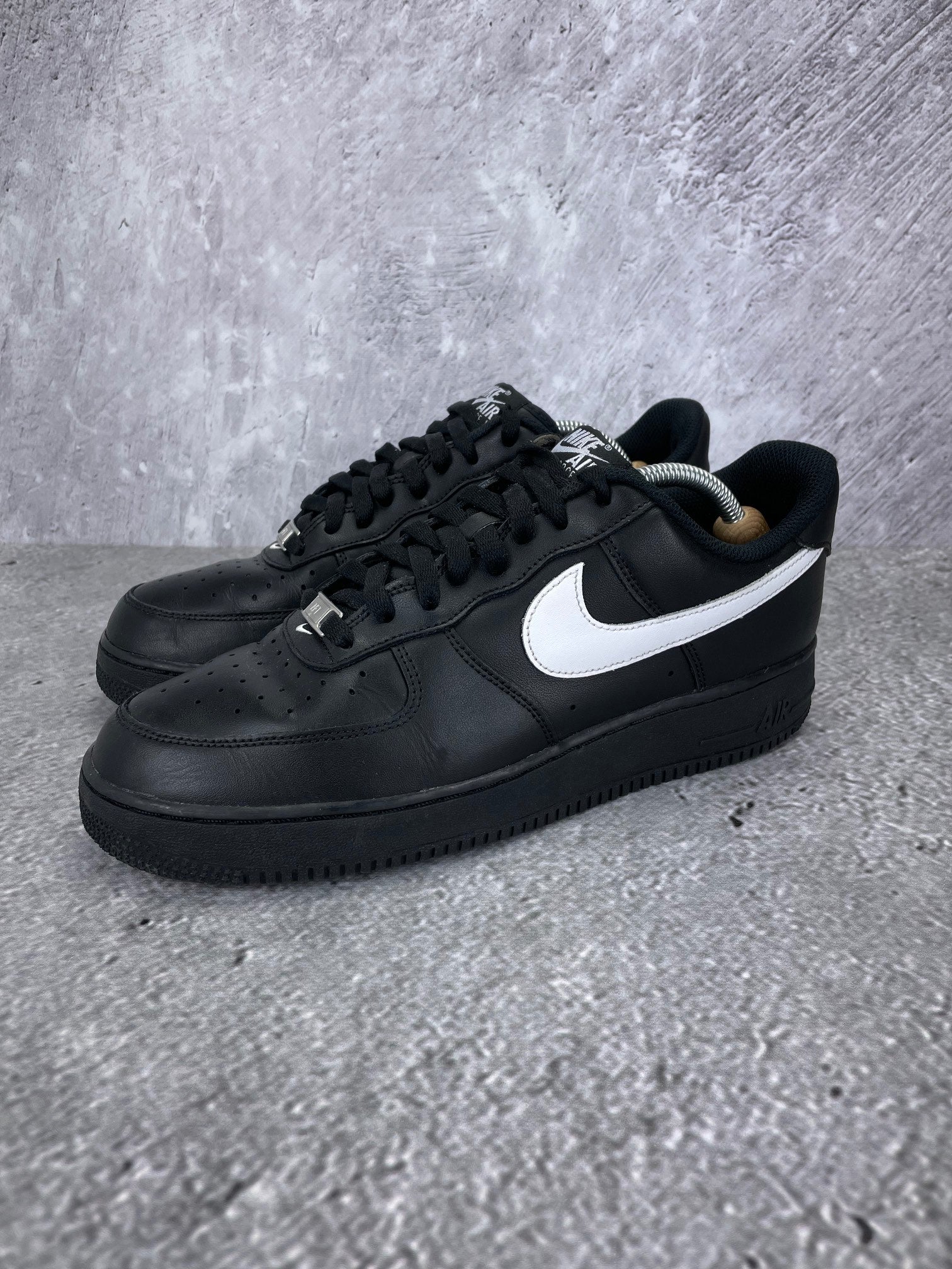 Nike Air Force 1 '07 Black White - buty sportowe, widok z boku na tle studyjnym
