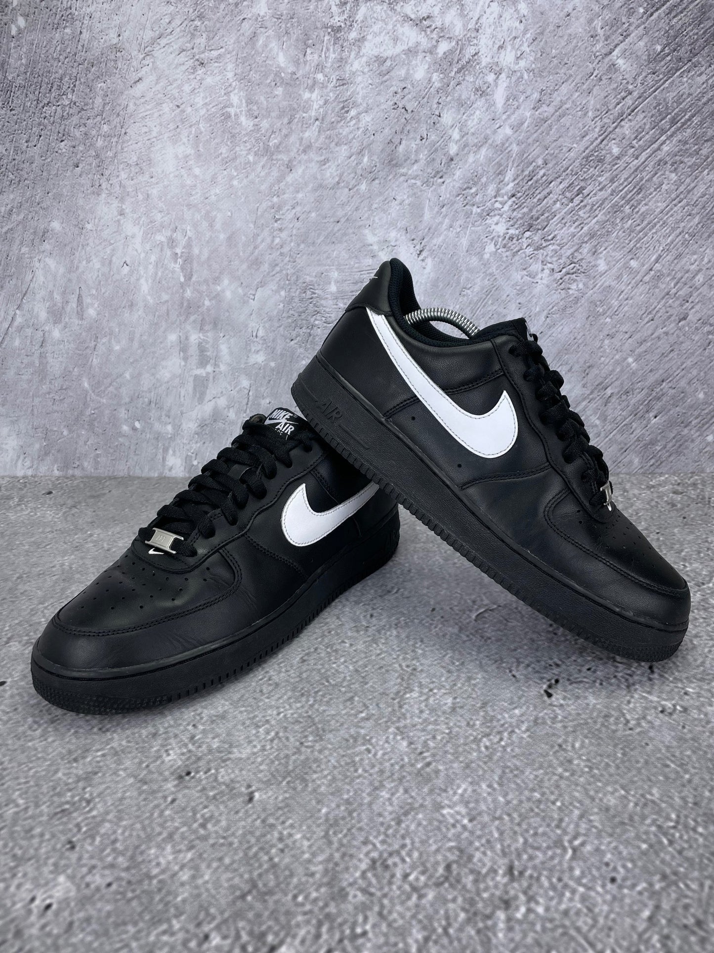Nike Air Force 1 '07 Black White - buty sportowe, para butów, widok z boku na tle studyjnym