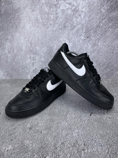 Nike Air Force 1 '07 Black White - buty sportowe, para butów, widok z boku na tle studyjnym
