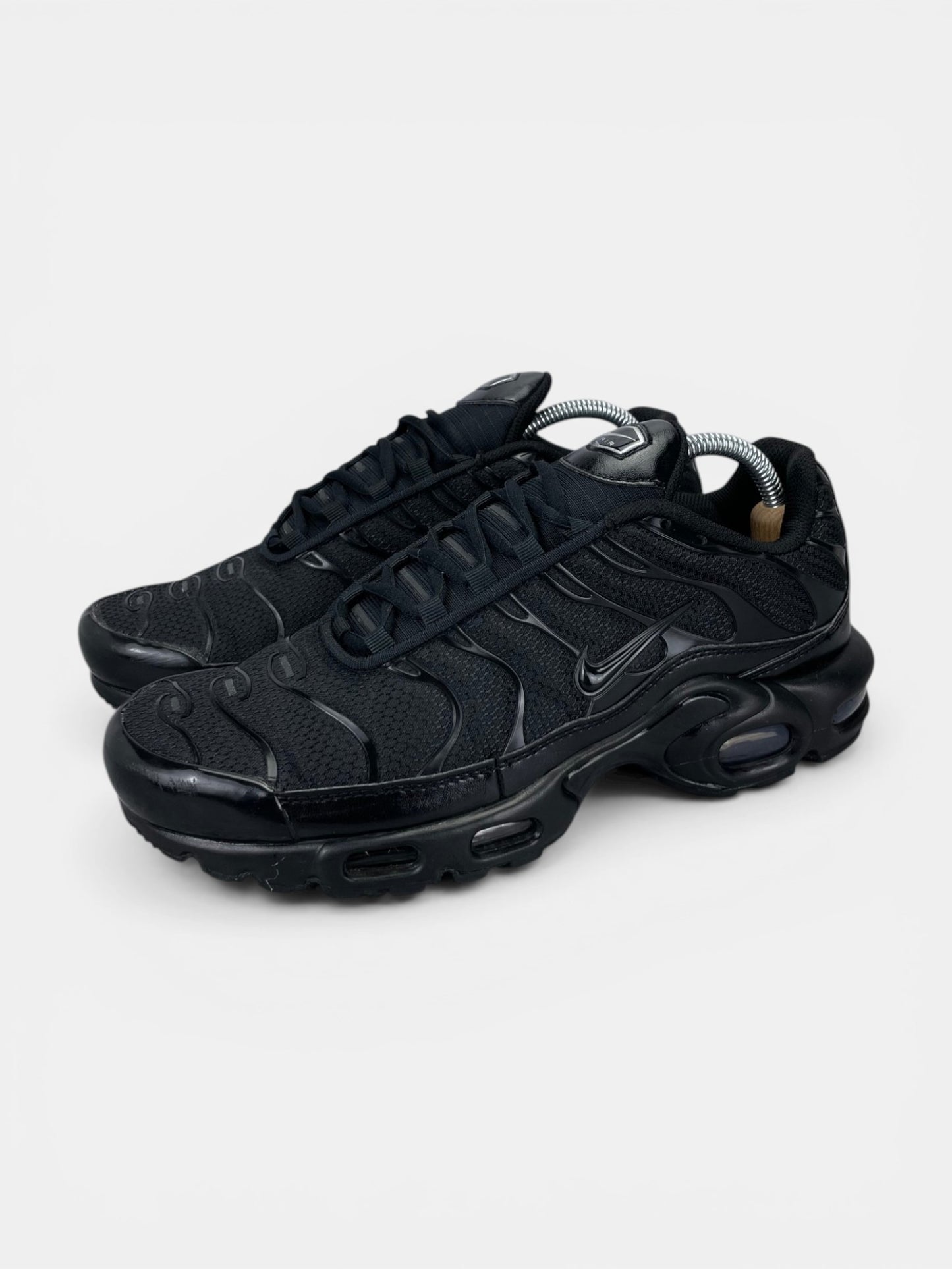 Nike Air Max Plus Triple Black - buty sportowe, widok z boku
