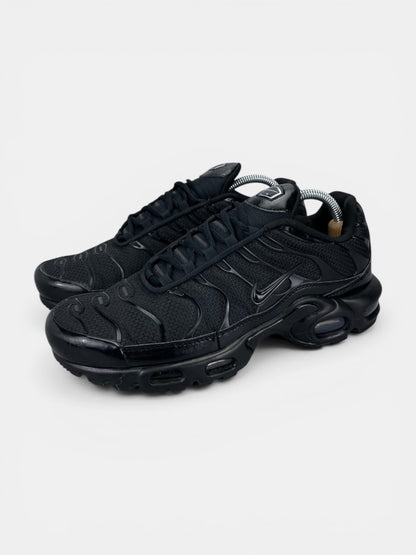 Nike Air Max Plus Triple Black - buty sportowe, widok z boku